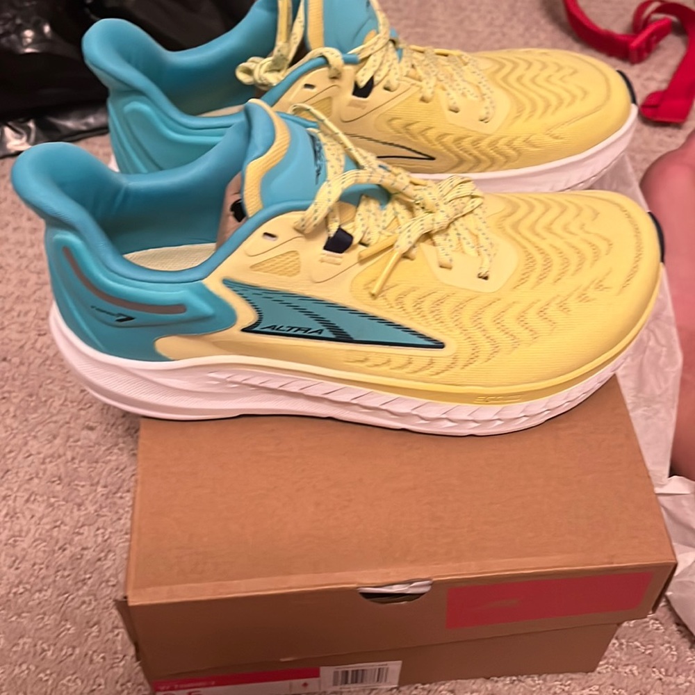 Yellow Altra Torin 7s